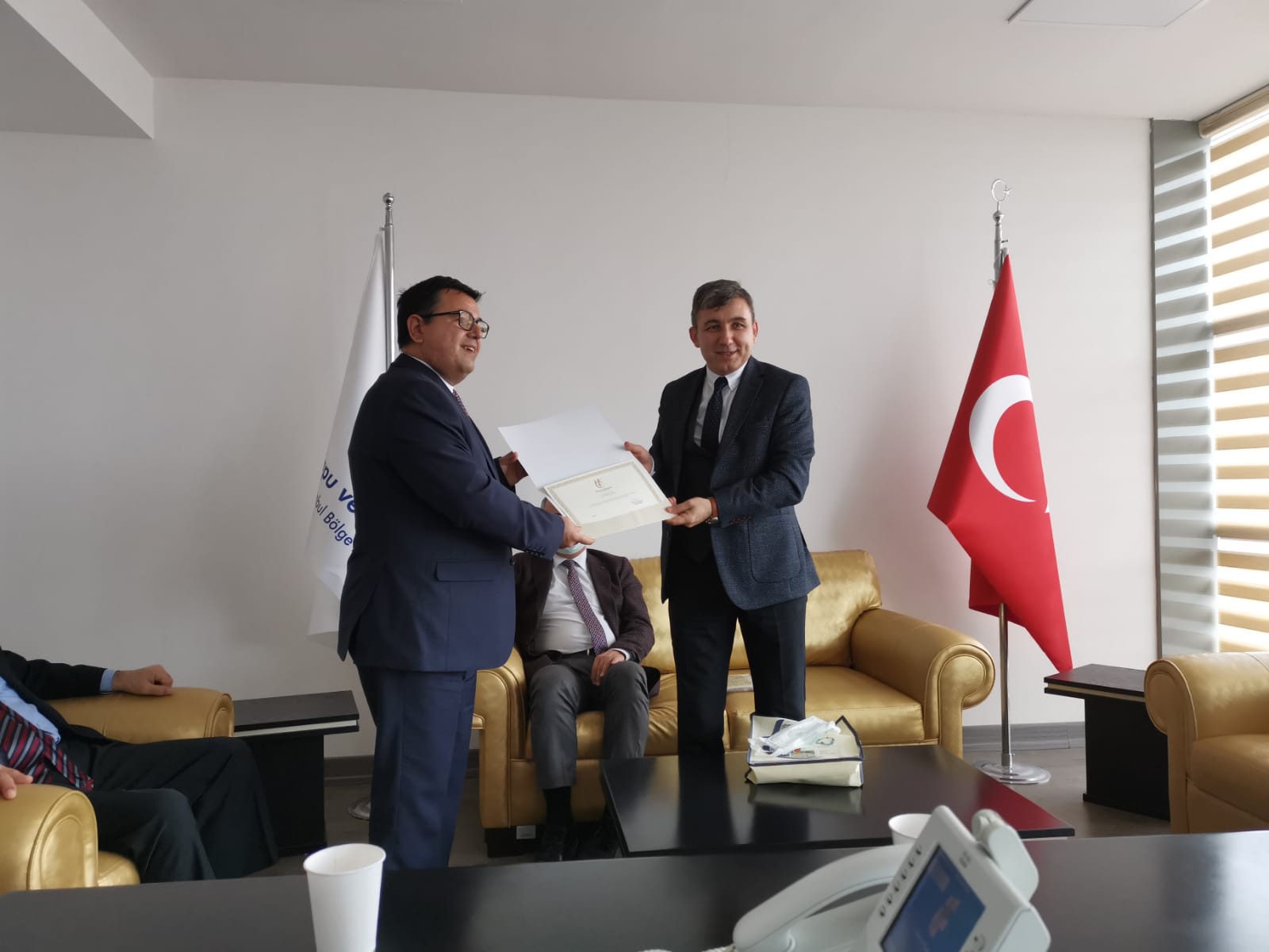  Şube Müdürü İbrahim ERSOY'a Genel Müdürümüz M. Zeki ADLI adına teşekkür belgesi takdim edilmiştir.