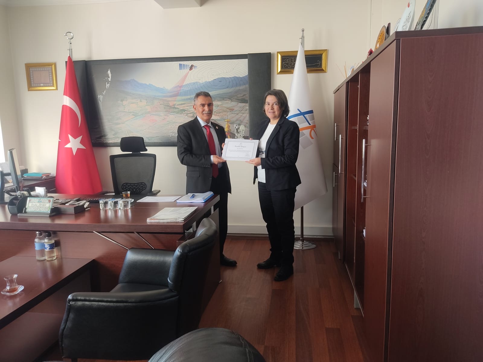 Personel Dairesi Başkanlığında görev yapan başarılı personele Personel Dairesi Başkanı İbrahim ÖZTÜRK tarafından Teşekkür Belgesi verilmiştir.